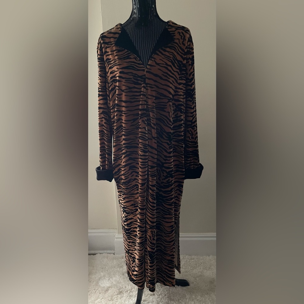 Jasmine Rose Signuture Tiger Print Zippered Lounge Robe Size 1X